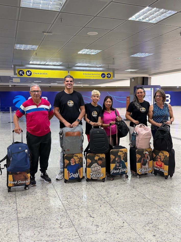 A família no check-in da Azul com as malas personalizadas