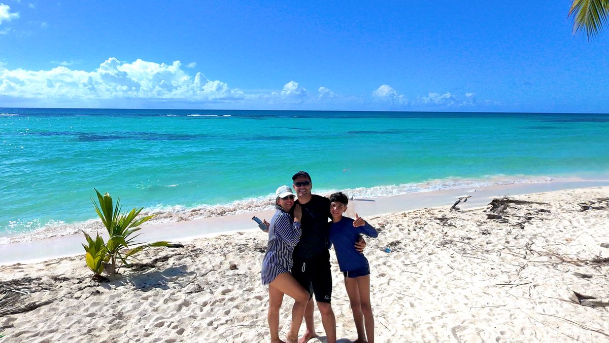 Família viajando ao pôr do sol