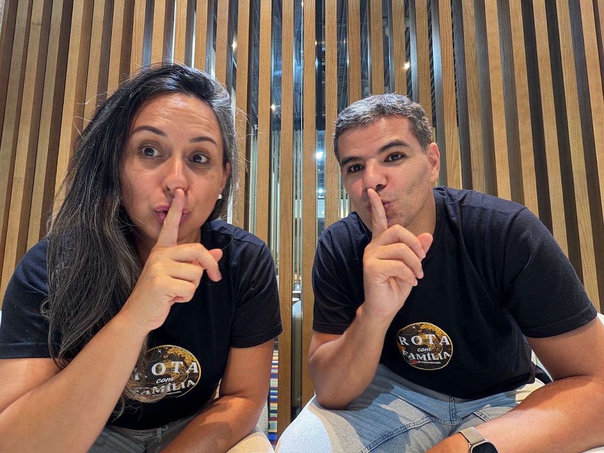 Kharol e Jefferson com as camisetas da Rota com Família, fazendo sinal de segredo